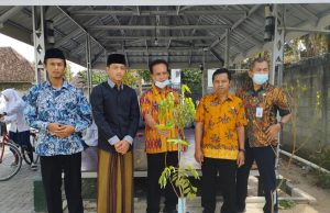 Dinas Pertanian Ponorogo, Serahkan Bantuan Program ‘Gerakan Buah Mas’ Bibit Jambu Delhi & Klengkeng New Kristal di MTs-MA. KH.Syamsuddin Durisawo