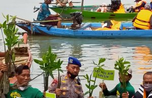Peduli Lingkungan Polisi di Gresik Tanam Mangrove di Hari Perhubungan Nasional