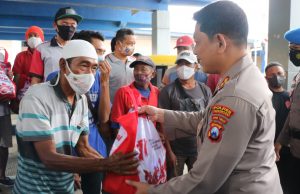 Ringankan Beban Sopir Bus saat BBM Naik, Kapolres Ponorogo berikan Bantuan Sembako