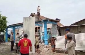 Tanggap Bencana, Satbrimob Polda Jatim Gelar Bhaksos di Lokasi Terdampak Puting Beliung