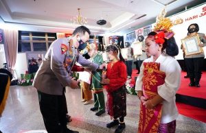 Kapolri Memberi Penghargaan Polwan Polda Jatim yang Meraih Juara 2 Lomba Video Kreatif Suara Hati Anak Polwan