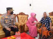 Polres Lamongan Bantu Bedah Rumah Mbok Inah