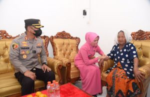 Polres Lamongan Bantu Bedah Rumah Mbok Inah