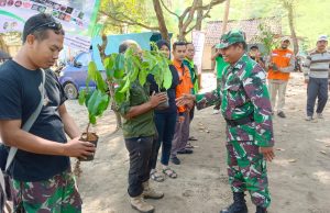 Aksi Peduli Lingkungan Polres Tulungagung Tanam Pohon dan Bersihkan Pantai bersama Persota