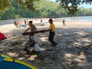 World Cleanup Day 2022, Polres Tanjung Perak Surabaya Bersih – bersih Pantai Kenjeran