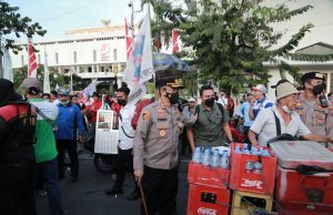 Kapolrestabes Lakukan Pengamanan Unjuk Rasa Gabungan Serikat Buruh di Kantor Gubernur Jatim