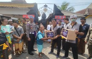 Peringati hari Lalin Bhayangkara ke 67, Polantas Polda Jatim Bersihkan Tempat Ibadah dan Bagi Sembako