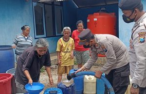 Beskem Sukun, Desa Sidoharjo, Kampung di Tengah Hutan Kesulitan Air Bersih , Polsek Pulung Kirim Bantuan