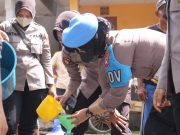 Polwan Polres Lumajang Bantu Warga Terdampak Krisis Air di Desa Borang