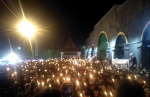Duka Kanjuruhan, Suporter Ponorogo Nyalakan Lilin & Doa Bersama di Alun-Alun