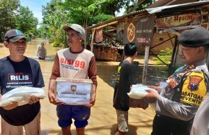 Polres Ponorogo Peduli, Salurkan Bantuan Sembako dan Nasi Bungkus, Warga Terdampak Banjir, Ngrukem, Mlarak