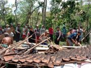 Polres Bojonegoro Bersama Tim, Evakuasi dan Beri Bantuan Korban Bencana Angin Kencang