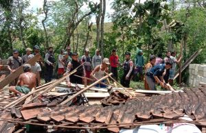Polres Bojonegoro Bersama Tim, Evakuasi dan Beri Bantuan Korban Bencana Angin Kencang