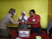 Biddokkes Polda Jatim Berikan Santunan Kepada Keluarga Korban Tragedi Kanjuruhan di Malang