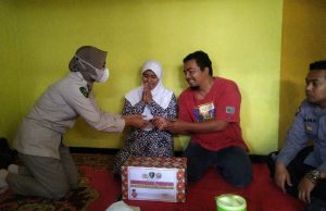 Biddokkes Polda Jatim Berikan Santunan Kepada Keluarga Korban Tragedi Kanjuruhan di Malang