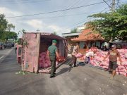 Hindari Pemotor, Truk Muatan Bawang Terguling, Babadan, Ponorogo