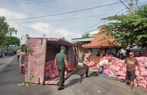 Hindari Pemotor, Truk Muatan Bawang Terguling, Babadan, Ponorogo