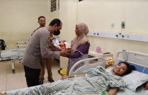 Awali Tugas Kapolres Malang AKBP Putu Kholis Aryana Kunjungi Korban Tragedi Kanjuruhan