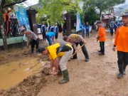 Kompak, Polres Trenggalek, TNI dan Masyarakat Watulimo Bersihkan Sisa Banjir