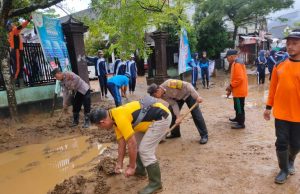 Kompak, Polres Trenggalek, TNI dan Masyarakat Watulimo Bersihkan Sisa Banjir