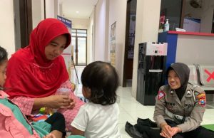 Polres Trenggalek Berikan Bantuan Trauma Healing Anak-Anak Korban Banjir