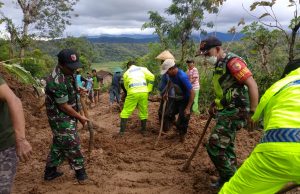 Tanggap Bencana, Polres Ponorogo Bersama TNI dan Warga Bersihkan Material Tanah Longsor