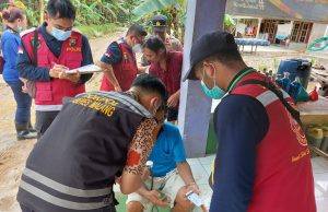 Tim Dokkes Polres Malang Gelar Pengobatan Gratis Korban Banjir di Sumbermanjing Wetan