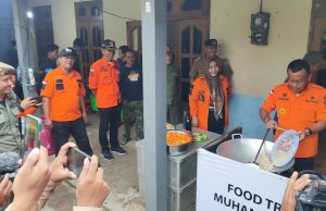 Pantau Pos Kesehatan dan Logistik Warga Terdampak Tanah Longsor Talun, Ngebel, Bupati dan Wakil Bupati Datangi Posko Pengungsian