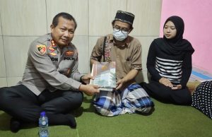 Turut Berduka, Kapolda Jatim Kunjungi Rumah Keluarga Tragedi Kanjuruhan di Kota Malang