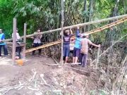 Polsek Mlarak Bantu Warga Buat Jembatan Darurat, Penghubung Desa Ngrukem – Desa Kemuning