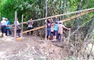 Polsek Mlarak Bantu Warga Buat Jembatan Darurat, Penghubung Desa Ngrukem – Desa Kemuning