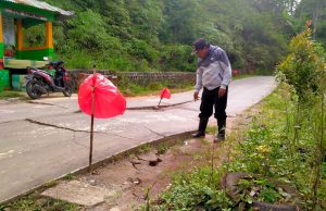 Tanah Bergerak di Kecamatan Ngrayun, Ponorogo, Akibatkan Jalan Penghubung Ambles