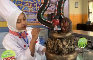 Kue Sirkuit Moto GP Mandalika Antarkan Kuny Humayroh Siswi SMKN 2 Ponorogo Juara 1 LKS Tingkat Nasional