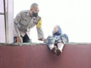 Aksi Heroik Pak Bhabin Polres Mojokerto Gagalkan Wanita Hendak Bunuh Diri