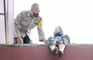 Aksi Heroik Pak Bhabin Polres Mojokerto Gagalkan Wanita Hendak Bunuh Diri