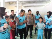 Kapolres Ponorogo Serahkan Bantuan Sembako Pengungsi Bencana Tanah Longsor, di Sriti, Sawoo