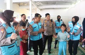 Kapolres Ponorogo Serahkan Bantuan Sembako Pengungsi Bencana Tanah Longsor, di Sriti, Sawoo