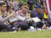 Saat Kapolri Lesehan Bareng Anggota dan Makan Nasi Kotak Pada Apel KTT G20