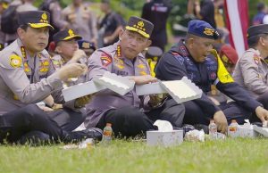 Saat Kapolri Lesehan Bareng Anggota dan Makan Nasi Kotak Pada Apel KTT G20