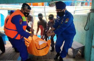 Sat Polairud Polres Probolinggo Evakuasi Jenazah ABK Asal Rembang