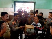 Kunjungi Lokasi Banjir di Banyuwangi, Kapolda Jatim Berikan Bantuan Sembako