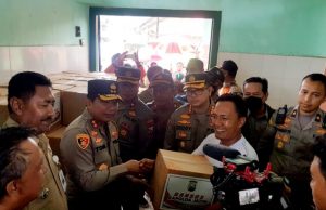 Kunjungi Lokasi Banjir di Banyuwangi, Kapolda Jatim Berikan Bantuan Sembako