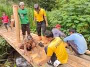 Polsek Pudak Bersama Warga Perbaiki Jalan dan Bangun Jembatan