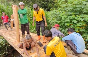 Polsek Pudak Bersama Warga Perbaiki Jalan dan Bangun Jembatan