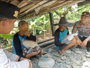 Sambangi Buruh Pemecah Batu, Kapolsek Pulung Bagikan Sembako