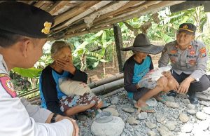Sambangi Buruh Pemecah Batu, Kapolsek Pulung Bagikan Sembako