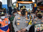Kapolresta Sidoarjo Cek Barang Bawaan Penumpang Bus Tujuan Bali