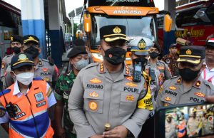 Kapolresta Sidoarjo Cek Barang Bawaan Penumpang Bus Tujuan Bali