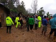 Kegiatan Bakti Sosial Polsek Sooko Di Lokasi Rumah Ambruk Akibat Tanah Longsor