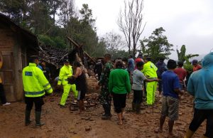 Kegiatan Bakti Sosial Polsek Sooko Di Lokasi Rumah Ambruk Akibat Tanah Longsor